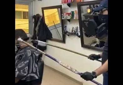 Бербер најде начин да им прави фризури на заболени од коронавирус, 10 милиони прегледи (ВИДЕО)