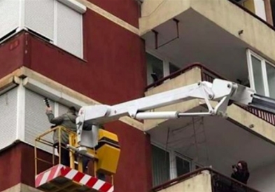 Босанец ја запроси девојката со дигалка на четврти кат и оркестар (ФОТО)