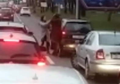Женска тепачка среде Загреб, сообраќајот во прекин (ВИДЕО)