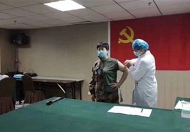 Кинеска научничка си вбризгува неиспитана вакцина против коронавирус (ФОТО)