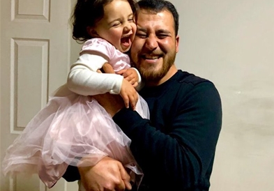 Девојчето од Сирија , кое беше научено да се смее на бомби , е на безбедно во Турција (ВИДЕО)
