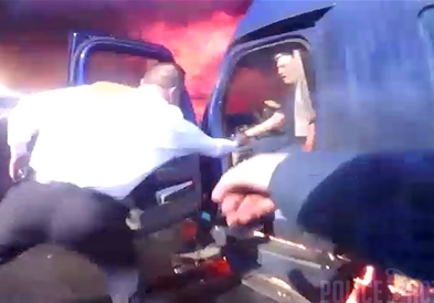 Полицајците на момент пред експлозија го извлекле возачот од запален камион (ВИДЕО)