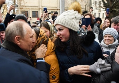 Млада Русинка јавно го побара Путин за сопруг (ВИДЕО)