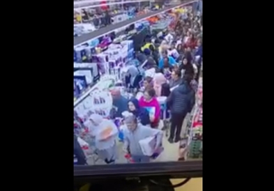 Видео: Масовна побарувачка за тоалетна хартија