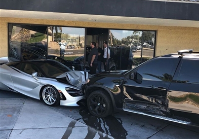 Со BMW уништил нов McLaren пред салон , но штетата е поголема (ФОТО)