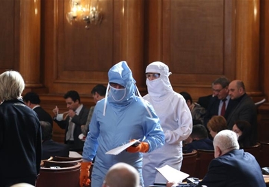 Пратениците Веселин Марешки и Кристина Таскова во бугарскиот  парламентот се појавија со заштитна облекa