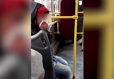 Видео: Маж во автобус на ЈСП дува лепак!!