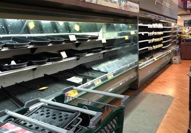 Американка кашлала врз производи во супермаркет , се соочува со казна за тероризам 