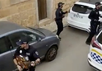 Полицијата со сирени ги преплаши граѓаните , а потоа им направија шоу (ВИДЕО)