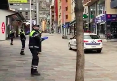 Полицајците во Андора им пеат на граѓаните во самоизолација (ВИДЕО)