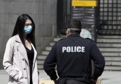 Бугарската влада ја укина наредбата со која се бара луѓето да носат медицински маски