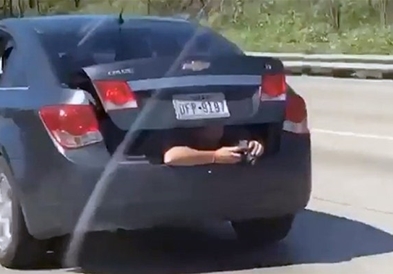 Видео: Понекогаш треба да ризикувате за да направите добра снимка или фотографија од Ферари