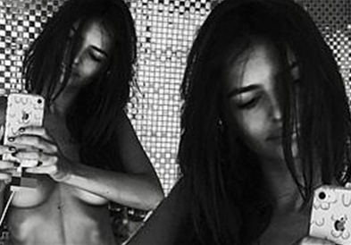 Емили Ратајковски објави гола фотографија , на фановите им пречи нејзиниот сопруг (ФОТО)