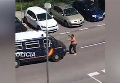 Уапсен Шпанец , кој гол ги нападна полицајците со катани и викал дека има корона (ВИДЕО)