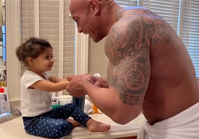 ,,The Rock” објави нежно видео како со песна и покажува на ќеркичката правилно да мие раце (ВИДЕО)  