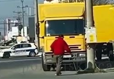 Се појавија снимки од растрчани српски пензионери , бегаат пред полицијата за време на полициски час (ВИДЕО)