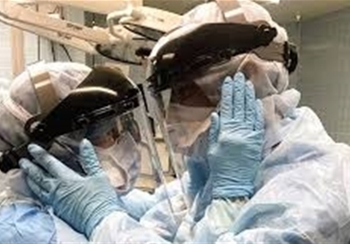 Потресна фотографија на маж и жена во првите редови во борбата со коронавирусот 