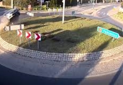 Пијан Полјак го прелета кружниот ток , слета во двор на црква и остана жив (ВИДЕО)