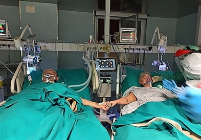 Ја прославиле 50. годишнината од бракот на интензивна нега , докторите им направиле забава (ФОТО)