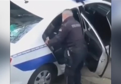 Српски полицаец претепува маж зашто ги прекршил мерките (ВИДЕО)