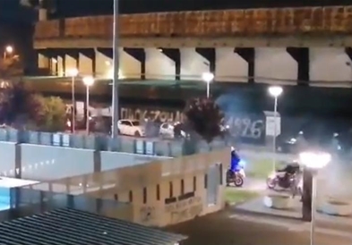 Жестока пресметка во Солун меѓу полицијата и навивачите на ПАОК (ВИДЕО)