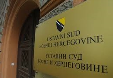 Босанскиот Уставен суд пресече – Постарите од 65 и помладите од 18 години да не седат во карантин, им се кршат човековите права 
