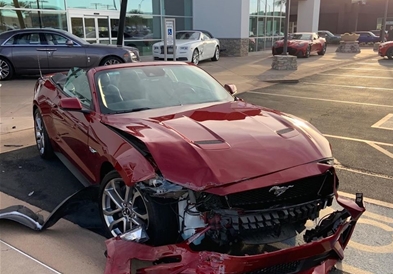 Со изнајмен Мустанг удрил во најскапиот автомобил во градот (ФОТО)