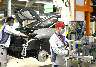 Под силни заштитини мерки продолжи производството во погоните на Volkswagen (ВИДЕО)