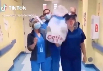Бизарна снимка од медицински лица кои танцуваат со лажен труп, предизвика илјадници реакции во целиот свет (ВИДЕО)