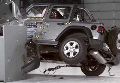 Заврши на покривот : Креш тест на новиот Jeep (ВИДЕО)