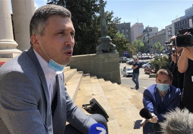Лидерот на движењето Двери почна штрајк со глад пред српското собрание