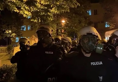 Приведени српски свештеници, собрани на протест во Црна Гора (ВИДЕО)