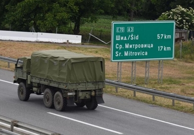 Српската војска пристигна пред мигрантските центри во Шид
