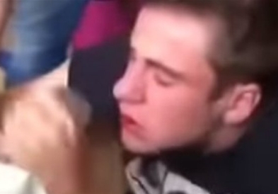 Видео: Шокантна снимка, фудбалер доби шлаканица и падна од столица
