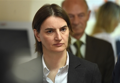 Брнабиќ ги повика Србите да не одат на летен одмор во Црна Гора 