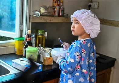 Осумгодишно девојче стана хит, научила да готви од здодевност додека била во карантин (ВИДЕО)