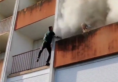 Видео: Старец спасен од пожар во Париз на неверојатен начин