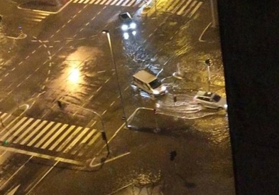 Видео- фото: Силно невреме синоќа го погоди  Белград, дождот улиците ги претвори во реки