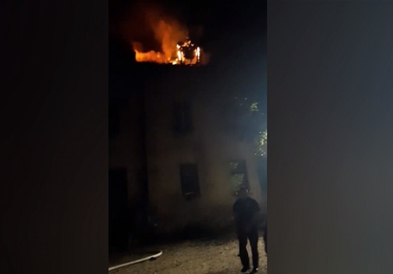 Драма во Сараево, за да го спаси од пожар таткото морал да го фрли бебето од покрив