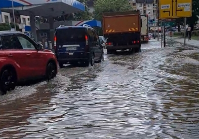 Силно невреме со град ја зафати Србија (ВИДЕО)