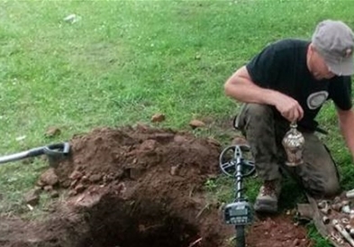 Прекопувале урнатини на среднивековен замок , па нашле ковчег со богатство (ФОТО)