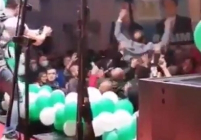 Видео: Српски министер како рок-ѕвезда се фрли во публиката