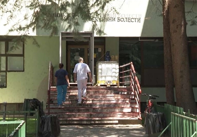 Медицинскиот персонал кој е на помош во Инфективна изненаден од исполнетите капацитети на болницата