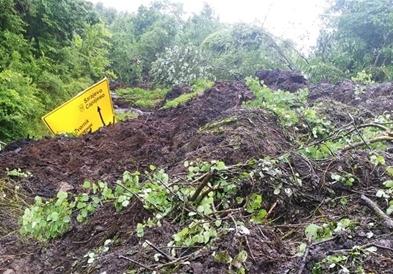 Големи свлечишта во БиХ , поплавени над 100 куќи , сообраќајот во прекин (ВИДЕО)