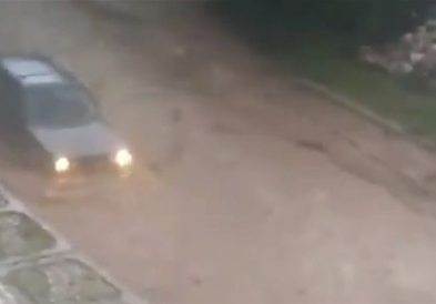 Видео: Голф 2 без никаков проблем вози по поплавена улица