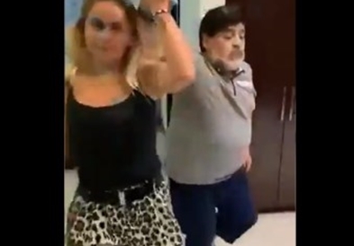 Видео: Марадона додека танцува со девојка си ги соблече гаќите?!