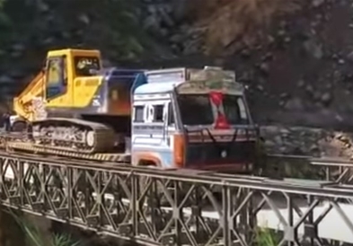 Чудо во Индија: Сите преживеаја страшно уривање на мост (ВИДЕО)