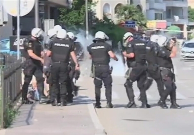 Насилни протести во Црна Гора, полицијата со тепање уапси 18 демонстранти (ВИДЕО)