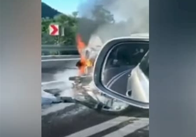 Видео: Тешка сообраќајна несреќа во БиХ, автомобил удрил во мотоцикл па се запалил