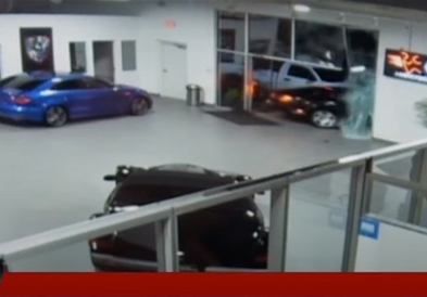 Разбојници од салон во САД се фатени додека крадат луксузни автомобили, меѓу кои и Бентли Континентал (ВИДЕО) 